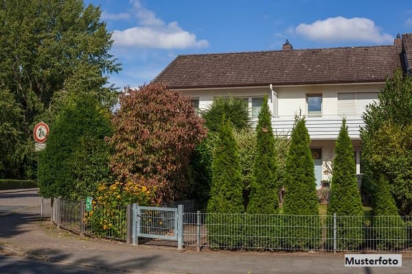 Mehrfamilienhaus mit Hallen