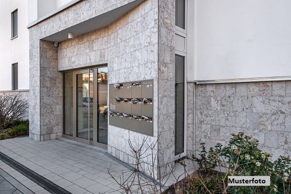 Vierfamilienhaus nebst Halle und 6 Garagen