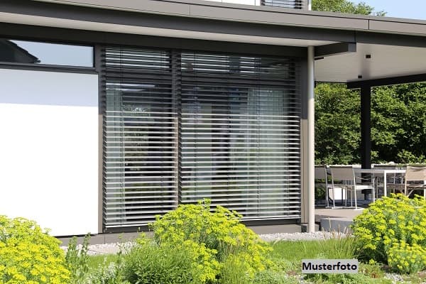 Freistehendes Wohnhaus mit Garage