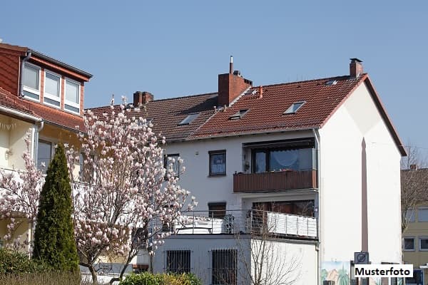 Solides freistehendes Wohnhaus mit 8 Wohnungen - provisionsfrei