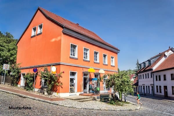 Freistehendes Wohn-/Geschäftshaus nebst Garage und Außenstellplätzen