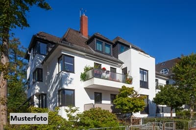 Mehrfamilienhaus mit Hallen