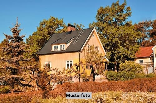 Einfamilienhaus nebst Garage auf großem Grundstück