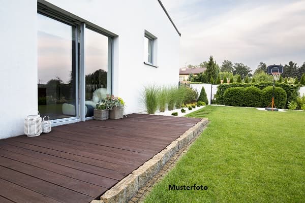 Doppelhaushälfte mit Garten, Doppelgarage und Außenstellplatz