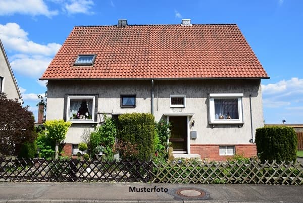 Freistehendes Einfamilienhaus mit Garagen und Garten