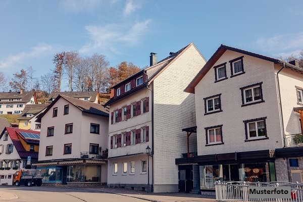 Freistehendes Wohn-/Geschäftshaus nebst Garage und Außenstellplätzen