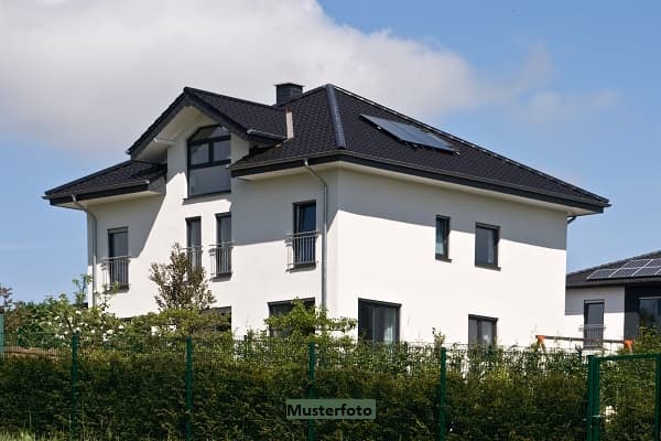 2-Familienhaus Garage und 2 Carports