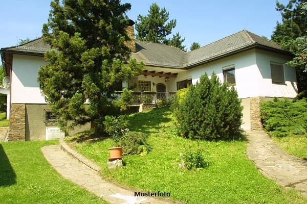 2-Familienhaus, Doppelgarage und Außenschwimmbecken - Ein Ort zum Wohlfühlen