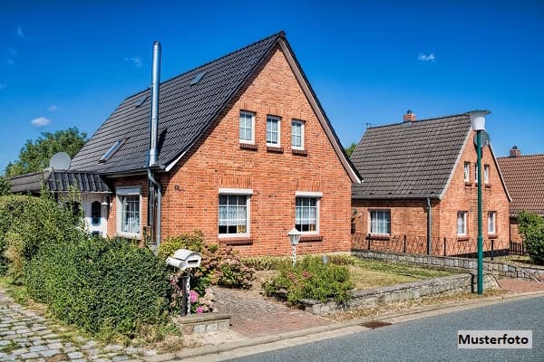 Vierfamilienhaus, 2 Garagen, 2 Carports + Kapitalanlage +