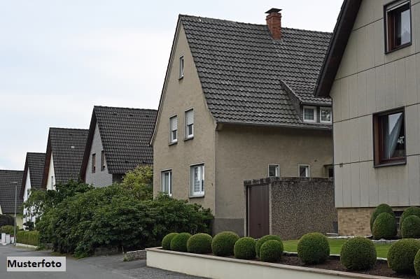 Wohnhaus mit 2 Garagen - provisionsfrei