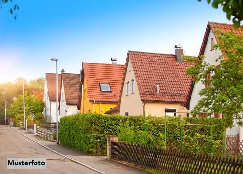Einfamilienhaus mit Balkon, Terrasse und Garage