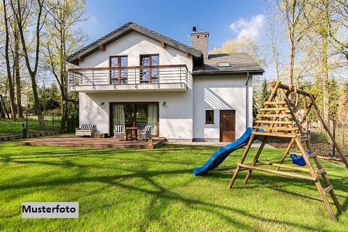 Platz für zwei Generationen: Freistehendes Einfamilienhaus mit Einliegerwohnung, Garten und Garage