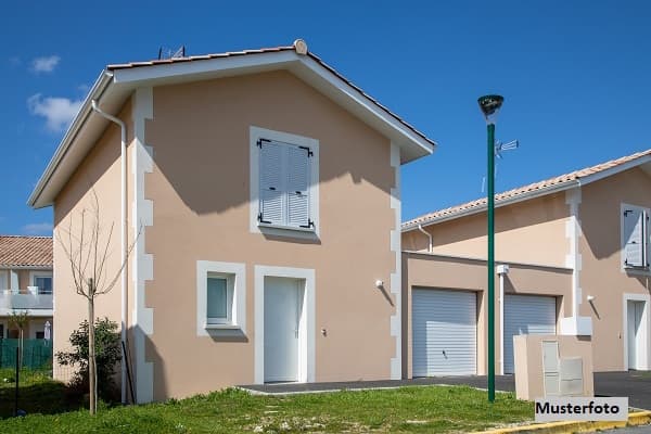 Doppelhaushälfte mit Garten, Doppelgarage und Außenstellplatz