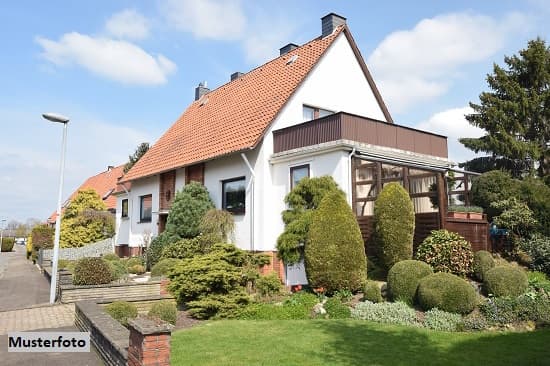 Freistehendes Wohnhaus mit Garage und Garten