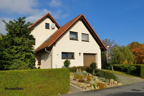 Zweifamilienhaus mit Garage und Nebengebäuden