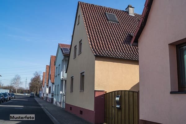 Einfamilienhaus mit reichlich Garagen-/Stellplatzflächen