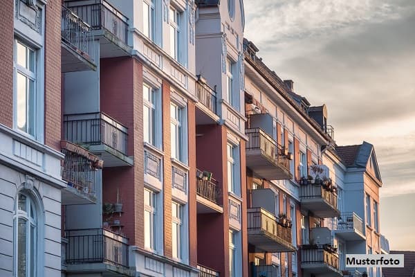 Achtfamilienhaus, Büro-/Lagergebäude und 17 Garagen
