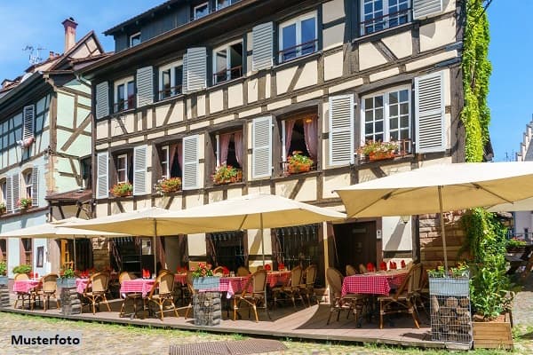 Wohn-/Geschäftshaus und Reihenmittelhaus