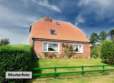 Hier ist handwerkliches Geschick gefragt: Einfamilienhaus mit Garage