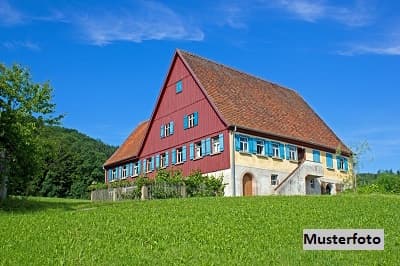 Landwirtschaftliche Hofstelle - Einfamilienhaus nebst Land- und Forstwirtschaftsflächen
