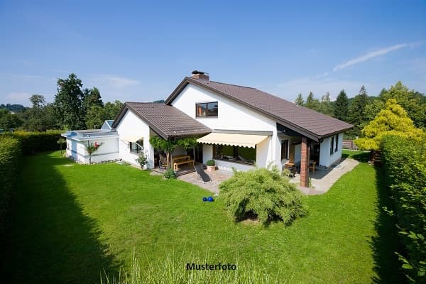 Freistehender Bungalow mit Garten und Garage