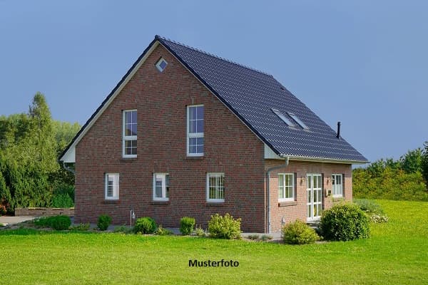 Freistehender Bungalow mit Garten und Garage