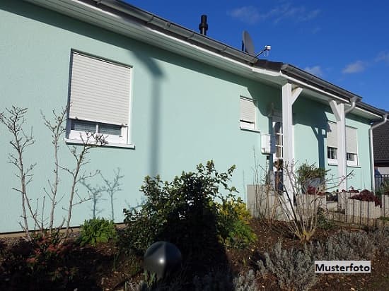 Einfamilienhaus im Bungalowstil mit 2 Kellergaragen
