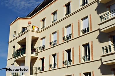 Wohn-/Bürogebäude nebst Garage und Gewerbehalle