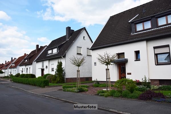 Einfamilienhaus mit 2 Garagen mit Gestaltungsmöglichkeiten