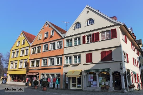 Freistehendes Wohn-/Bürogebäude mit Dachterrasse und Garagen