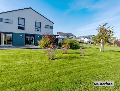 Freistehendes 1- bis 2-Familienhaus nebst Terrasse und Garage