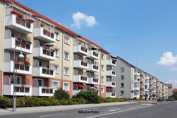 Dreifamilienhaus mit Garage und 1-2 Außenstellplätzen