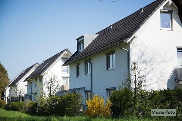 2-Familienhaus nebst Garten und Garagen