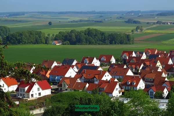 2-Familienhaus mit mehreren Garagen - provisionsfrei