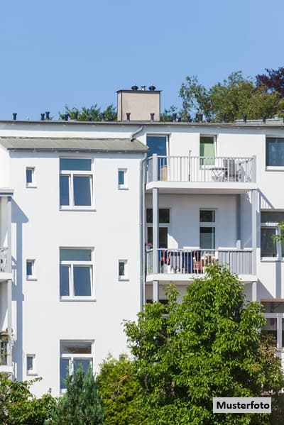 Kleines Dreifamilienhaus nebst Garage