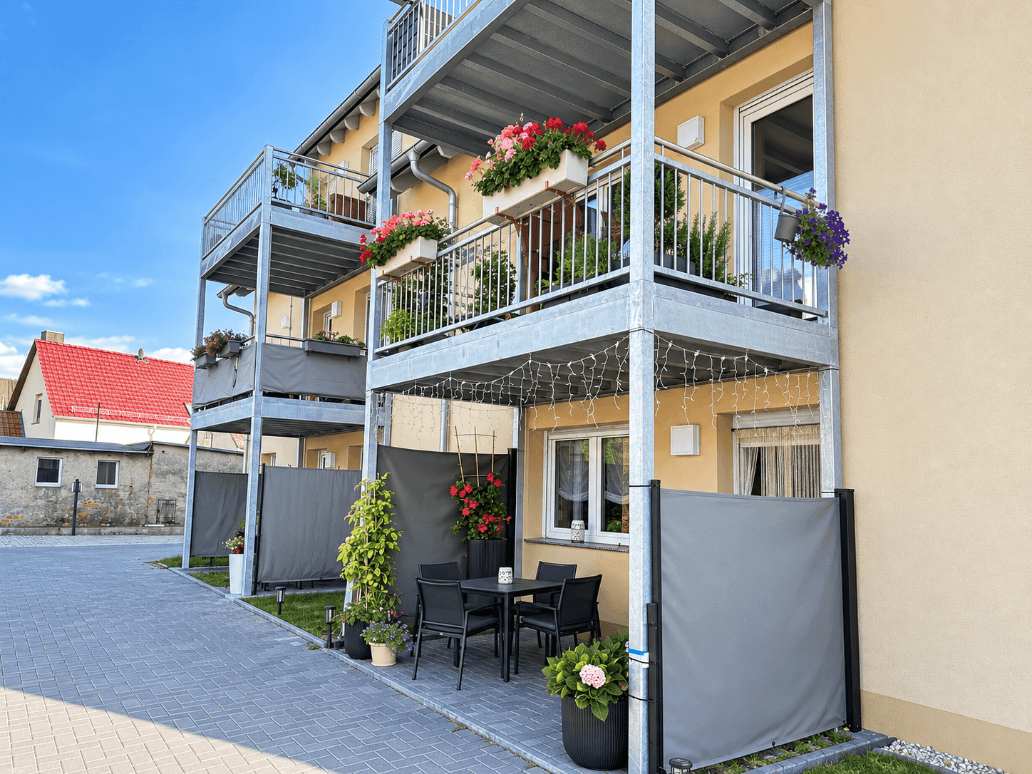 Wohnen mit Komfort: Helle Wohnung mit großer Terrasse & Tageslichtbad