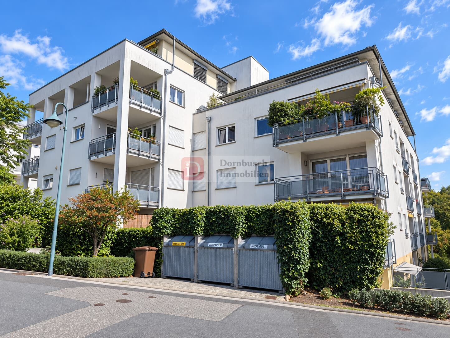 Top!! 4-Zimmer-Wohnung mit Balkon, Einbauküche und 2 × Doppelparker