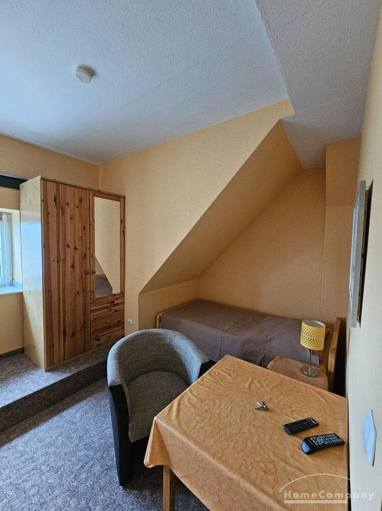 1 möbliertes Zimmer in einer Wohnetage.