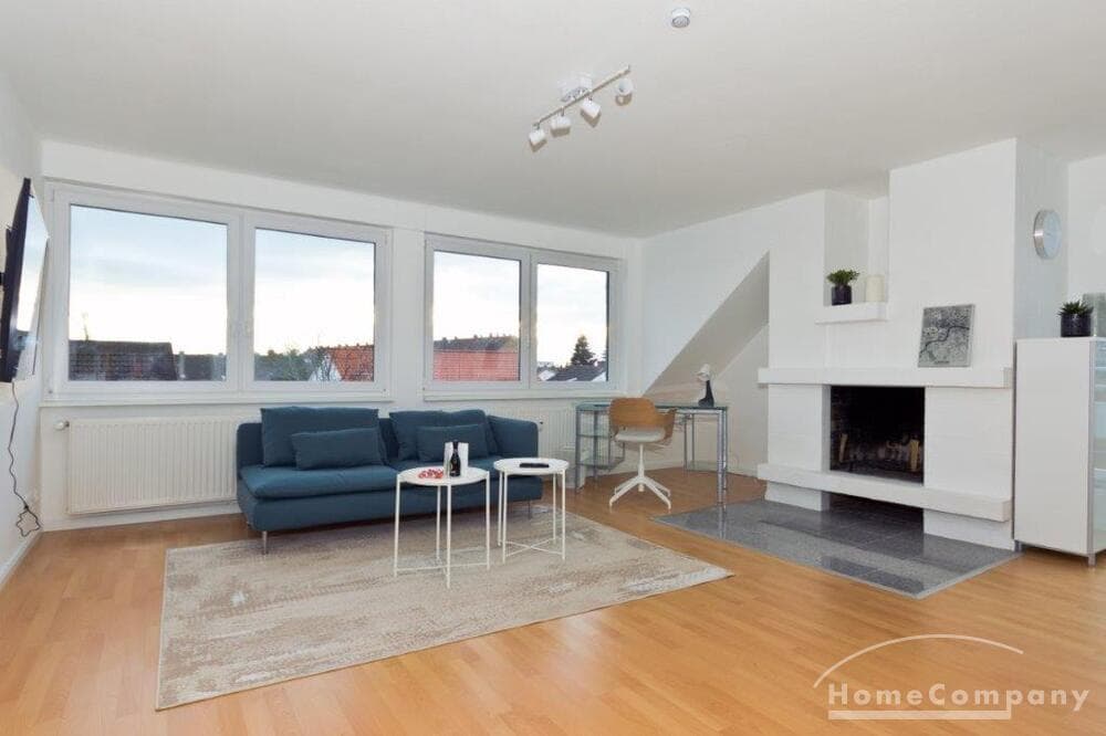 Schöne, großzügig geschnittene 2 Zi.Whg., möbliert, 2. OG (DG, wenig Schrägen), mit Balkon.