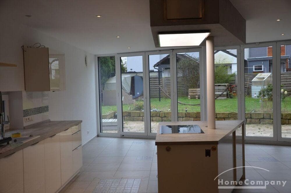 Reihenendhaus mit hochwertiger Einbauküche, Renoviertes Haus, mit 3 Terassen/ Balkone, Gartenbenutzung,