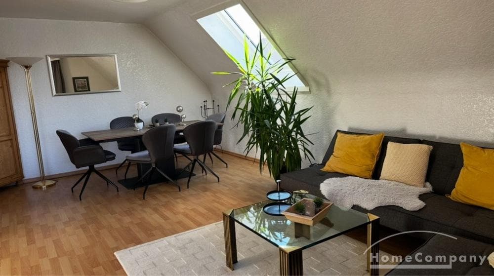 Schöne, neu ausgestattete Wohnung, 1. OG. Mit Loggia.