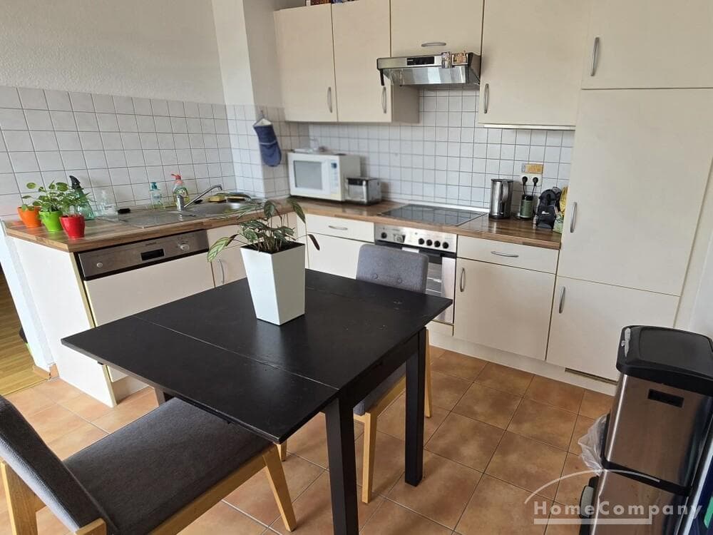 2 Zi. Wohnung, 5.OG, komplett möblierte und ausgestattete Whg. mit großem Balkon, Aufzug bis in die Tiefgarage.