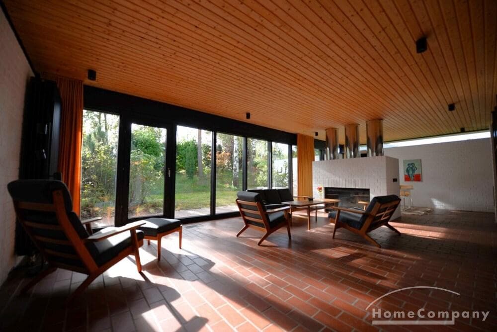 4 Zi.-Bungalow in ruhiger Einfamilienhaus-Siedlung, mit 2 Terrassen und großem Garten.