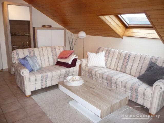 2 Zi.Whg., möbliert, im 1. OG eines 2-Familienhauses, saniere Whg. mit großer Loggia.