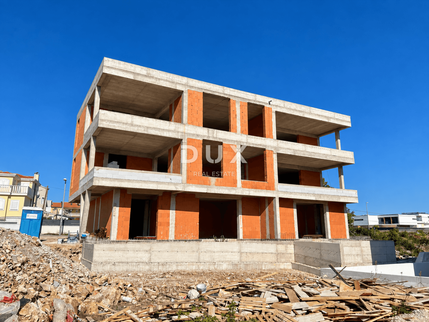 Vodice, Dreizimmerwohnung mit großem Außenbereich, 87,68 m²