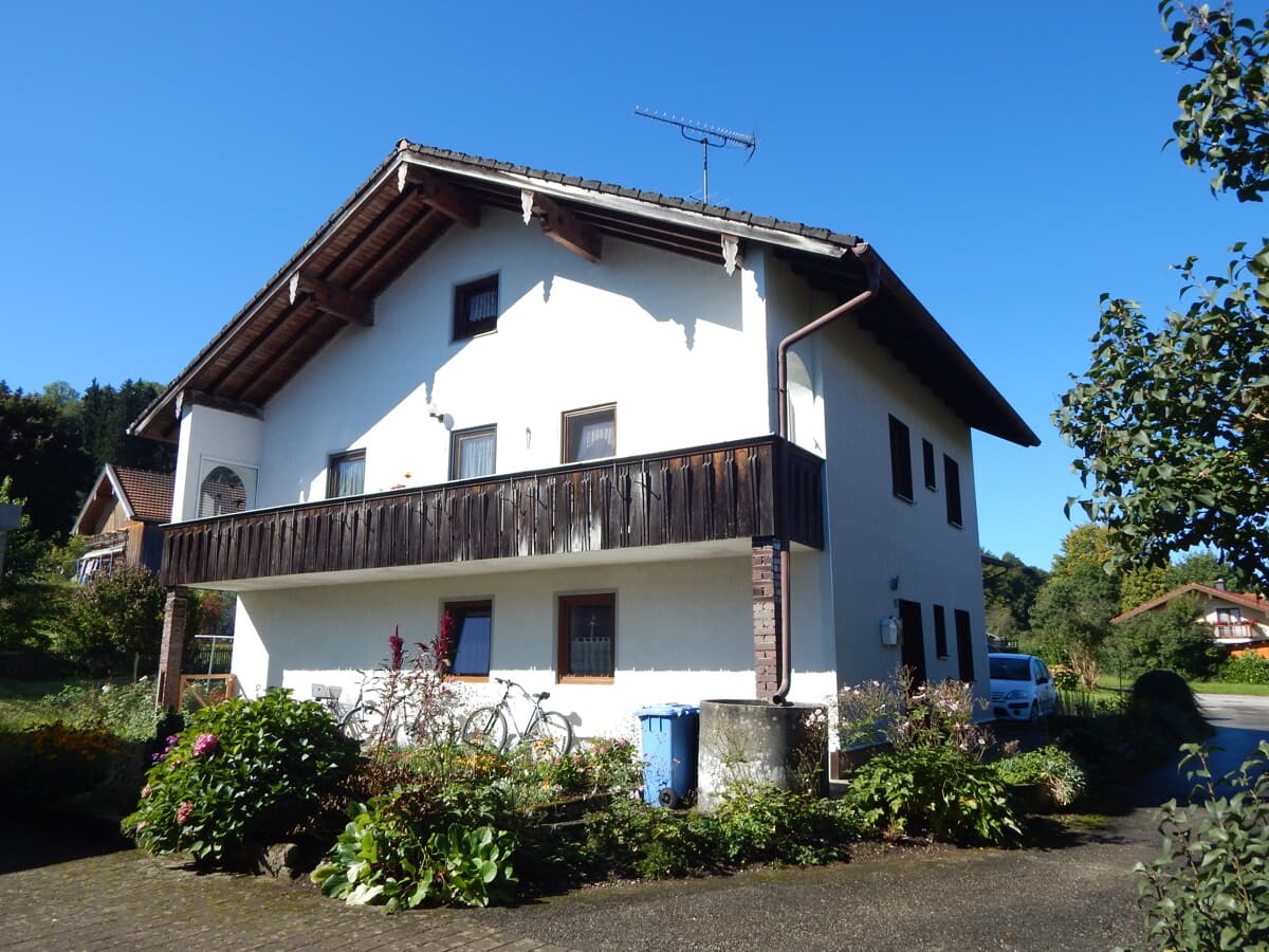 Vermietetes Zweifamilienhaus in Oberteisendorf mit Potenzial – Verkauf erfolgt im Bieterverfahren!