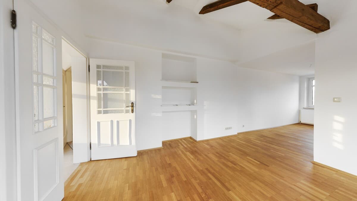 Altbaucharme & Bergblick – 2-Zimmer-Dachgeschoss mit Potenzial für 3 Zimmer in Freilassing