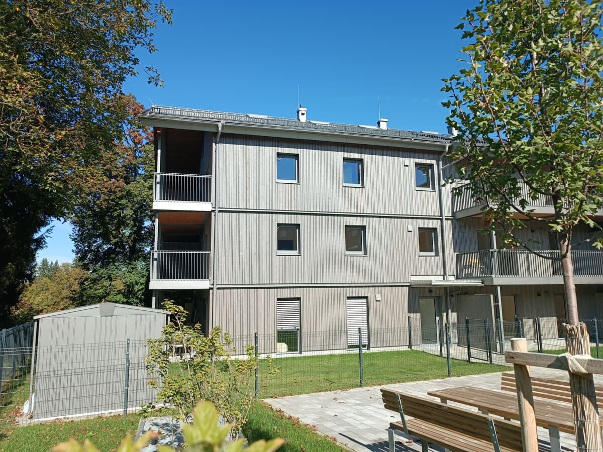 Wohnen auf zwei Ebenen! Exklusive Neubau-Maisonette-Wohnung mit Balkon in 83410 Laufen