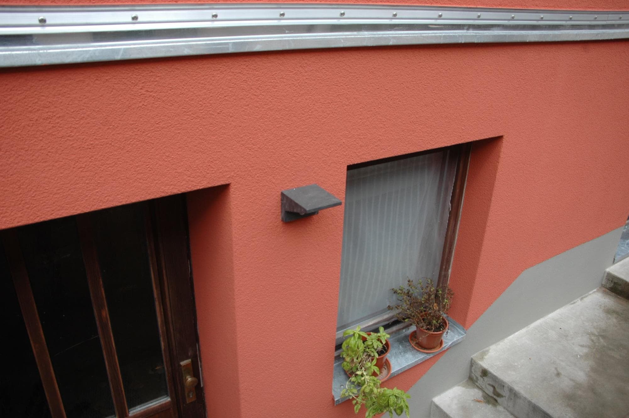 kleine Untergeschosswohnung mit offener Küche und Fußbodenheizung nördlich Damenviertel