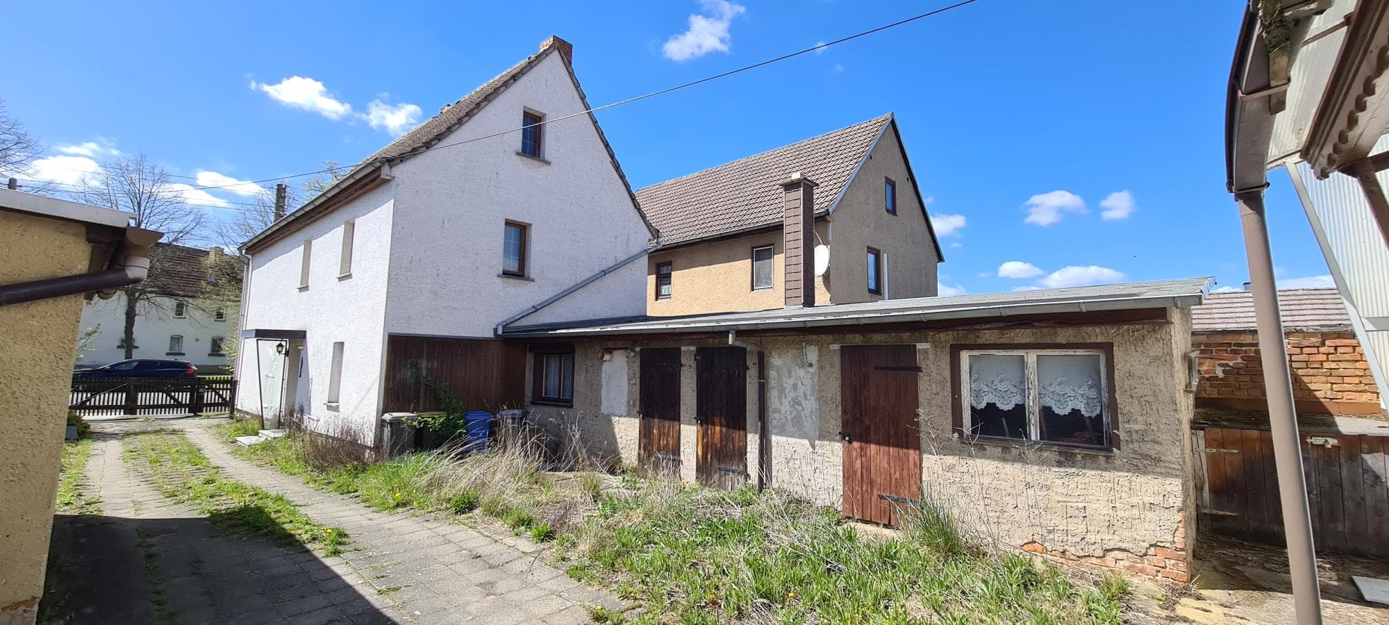 preiswertes Einfamilienhaus mit Nebengelass und Garage
